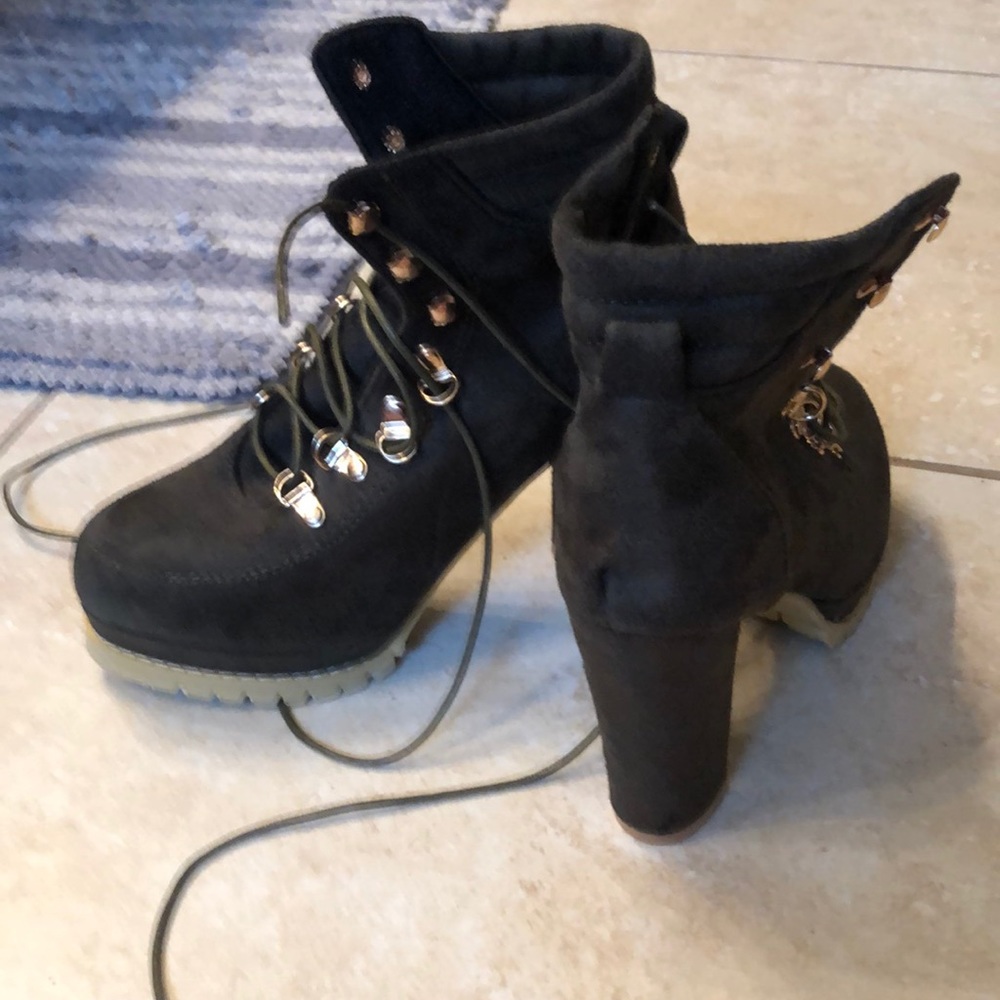 Dark green chunky heel bootie